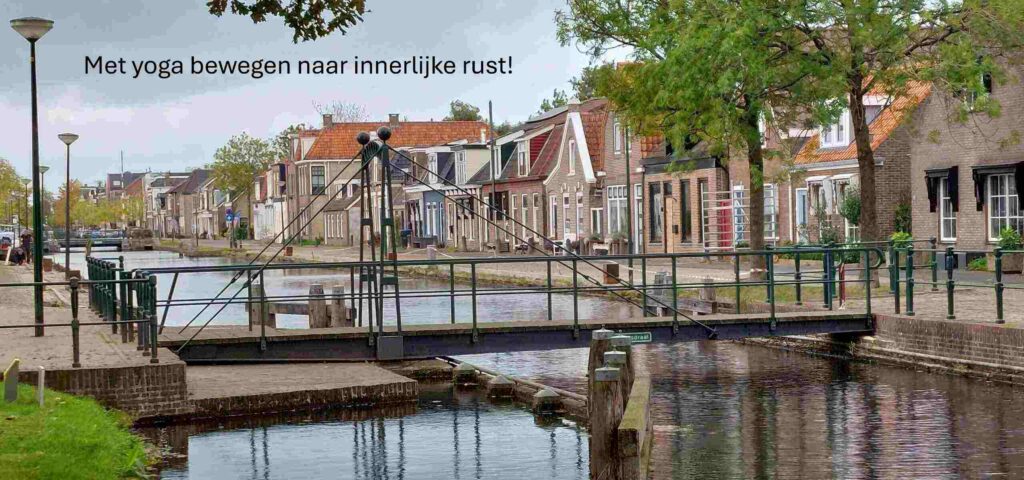Yoga in Gorredijk. Beeld van de Turfvaart